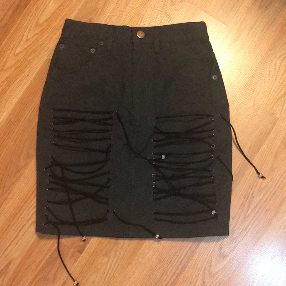 Back denim skirt